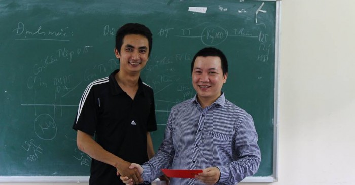 Trao chứng nhận hoàn thành khóa học dự toán cho bạn Hưng